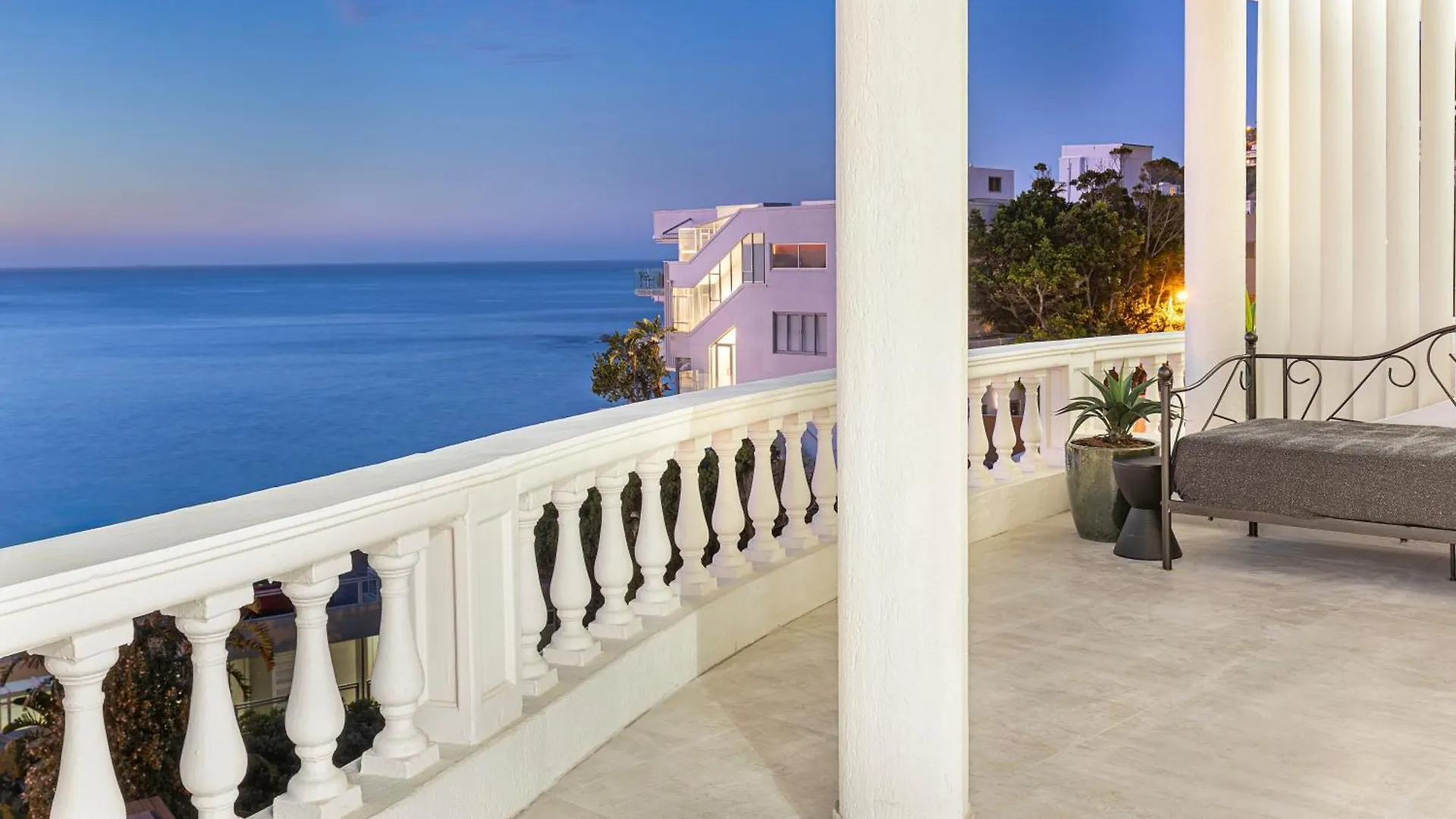 Clifton Yolo Spaces - Clifton Beachfront Apartments ケープタウン 0*,