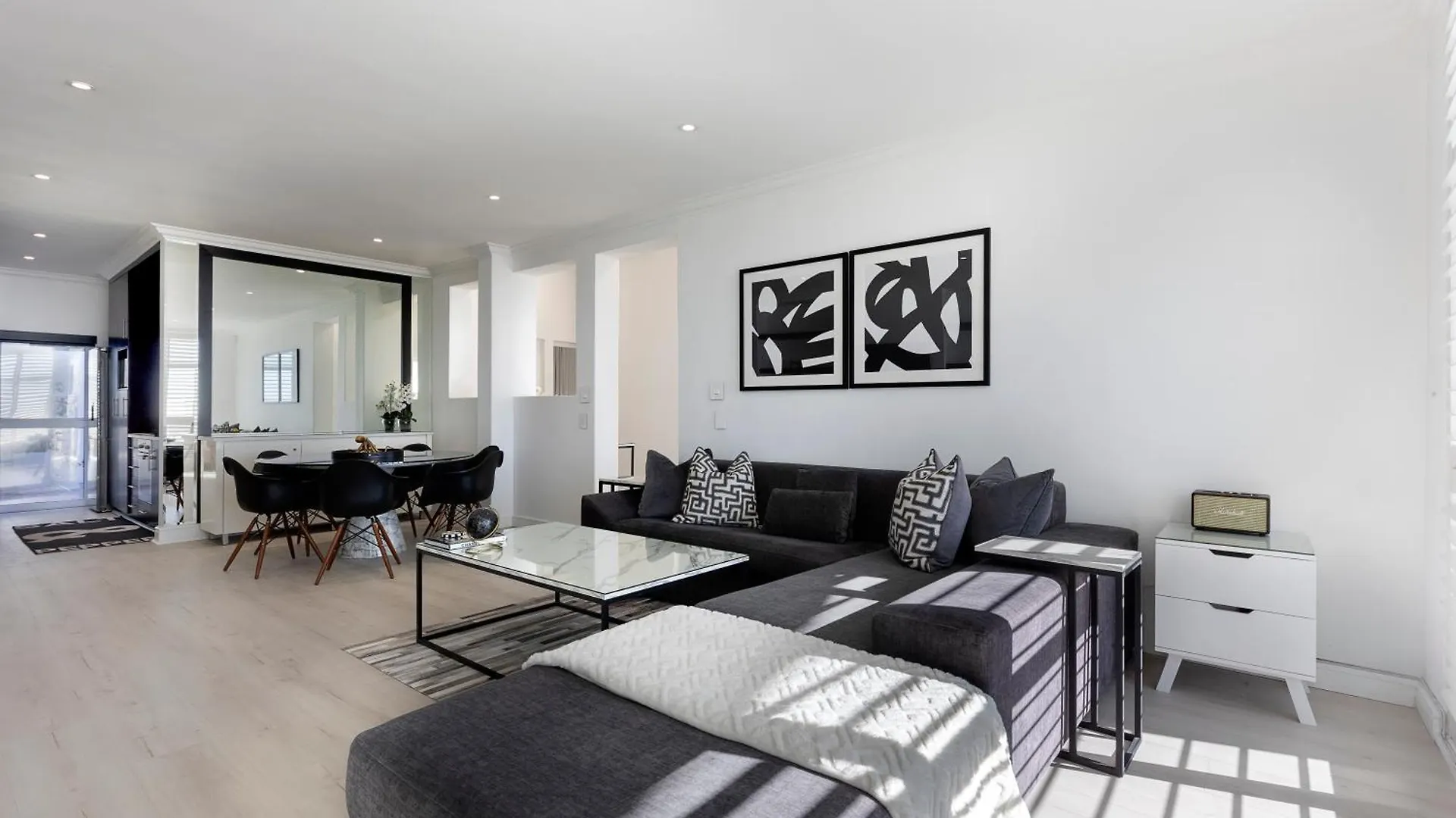 Clifton Yolo Spaces - Clifton Beachfront Apartments ケープタウン 0*,
